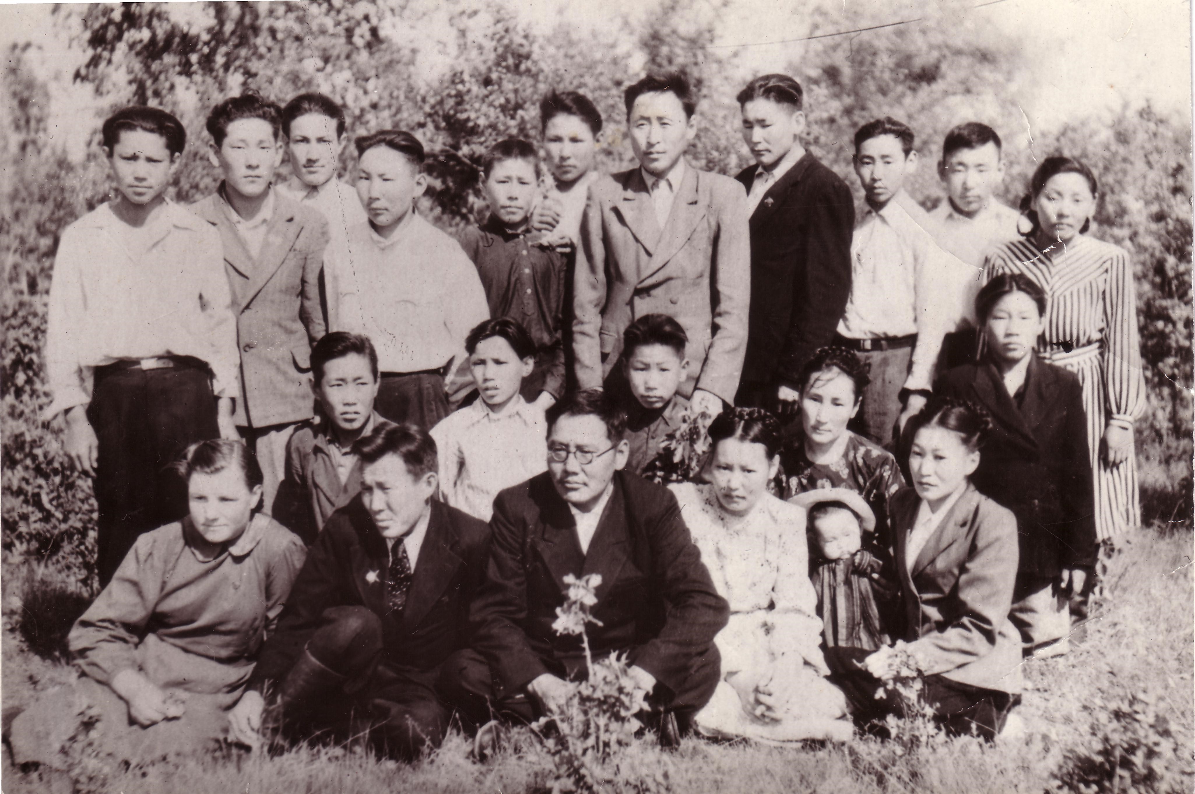 На фото: 1953 г. Выпускники Октемскойсемилетней школы